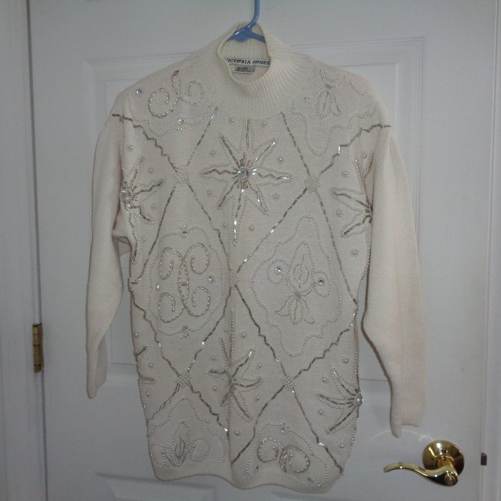 VICTORIA JONES WOMAN'S WHITE PULLOVER BEADED/CRYSTAL, PEARL SWEATER SIZE S/M